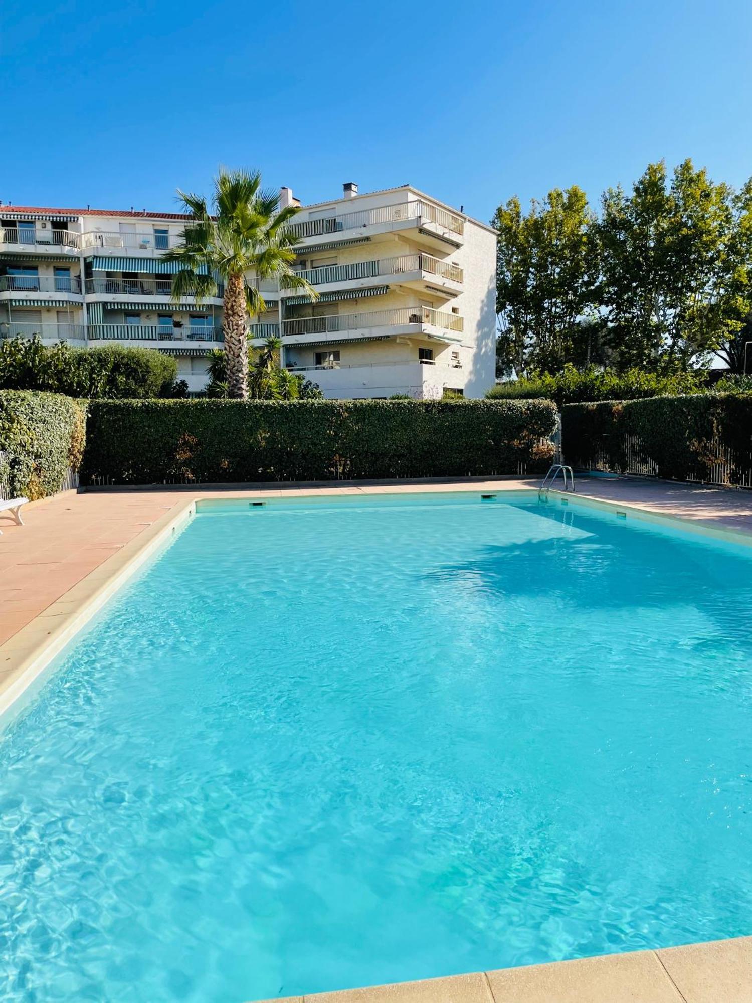 Studio De Standing Climatise, Avec Piscine, Proche De La Mer Fréjus Dış mekan fotoğraf